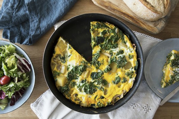 Come preparare una frittata di asparagi e prosciutto cotto morbida?